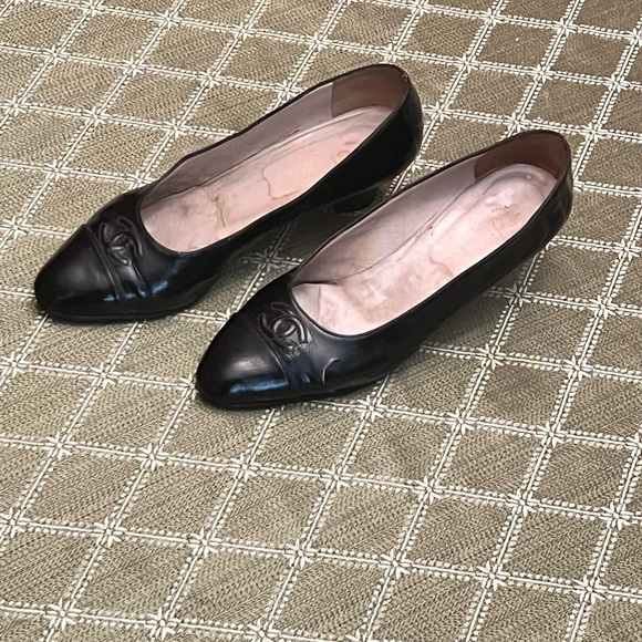 Authentic rare Chanel black leather pumps. Size 8 - Picture 2 of 8